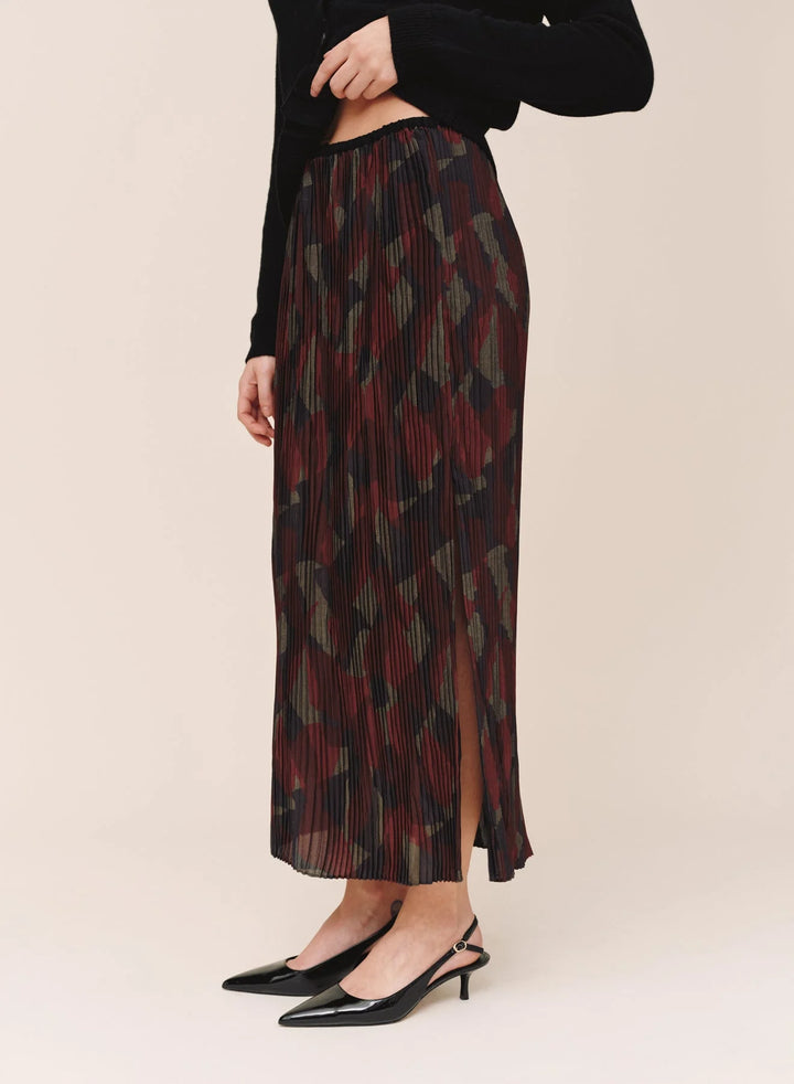 FRONT SLIT PLEATED SKIRT