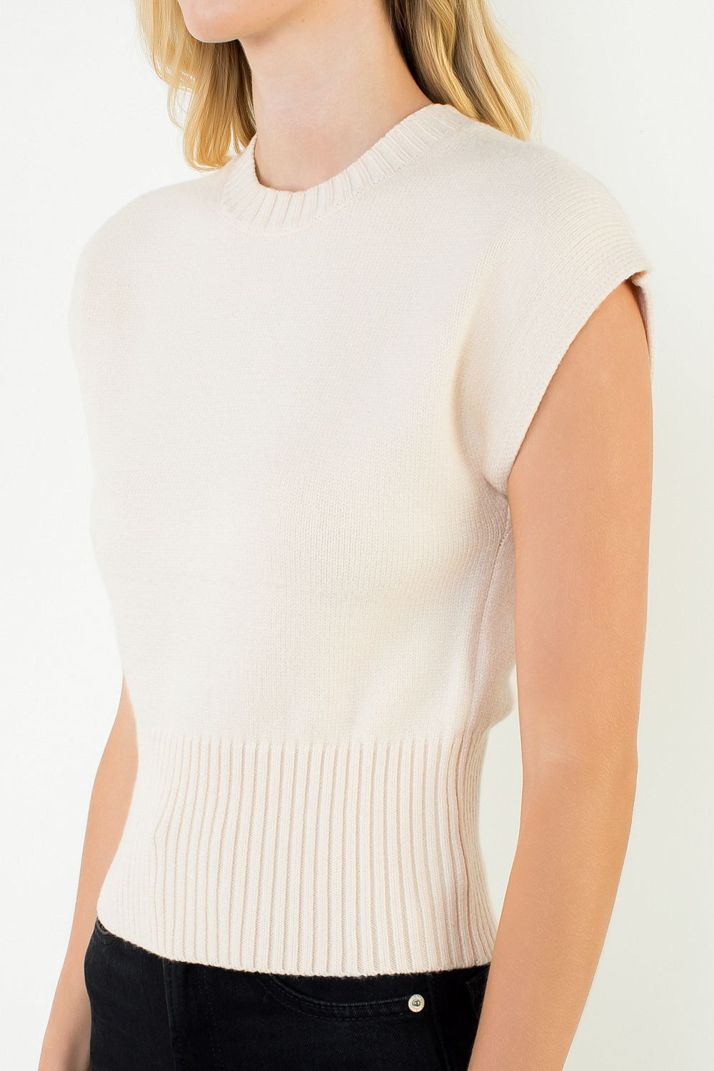 SLEEVELESS SWEATER TOP